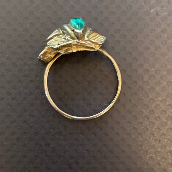 Vintage Leaves w/ Green Gemstone Ring - Picture 4 of 4